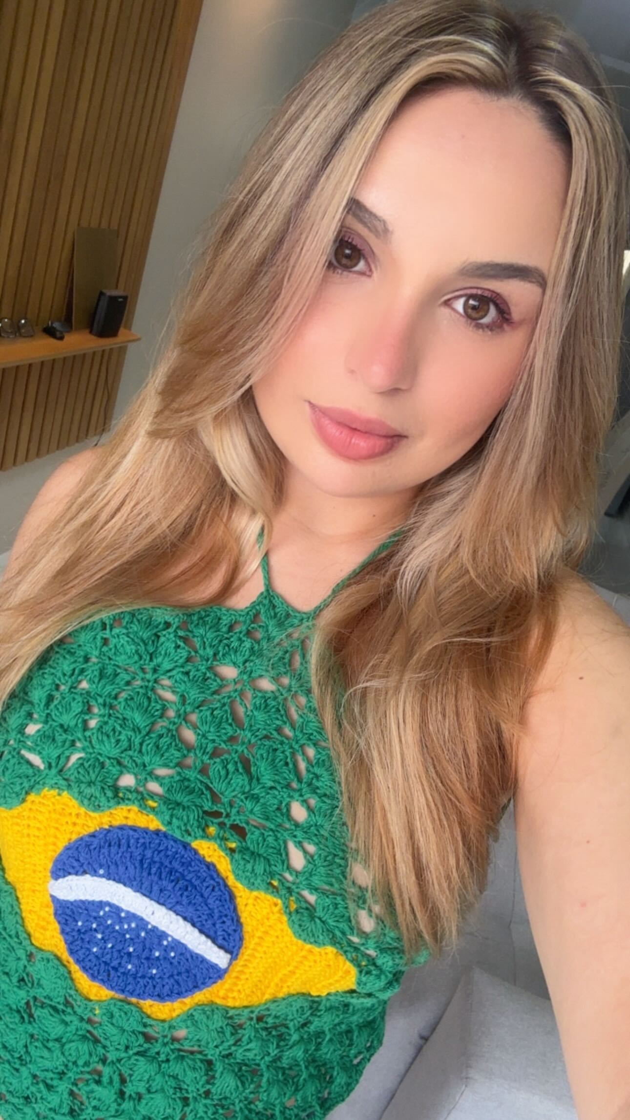 Cliente com cabelo loiro feito por Jeany Patricio